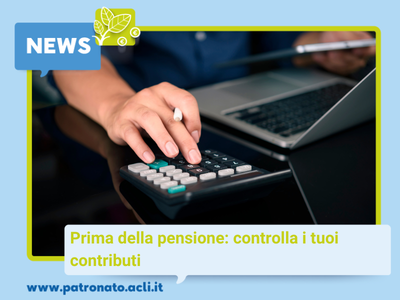 Mano che utilizza una calcolatrice per verificare i contributi pensionistici e la propria posizione previdenziale.