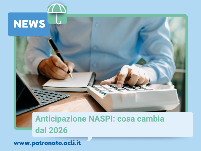 Mano con documenti e calcolatrice per effettuare calcoli relativi all'anticipazione NASpI.
