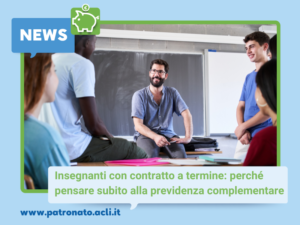 Giovane insegnante in classe durante una lezione, in riferimento alla previdenza complementare per i docenti con contratto a termine.