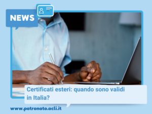 Persona al computer mentre consulta documenti e informazioni sui certificati esteri.